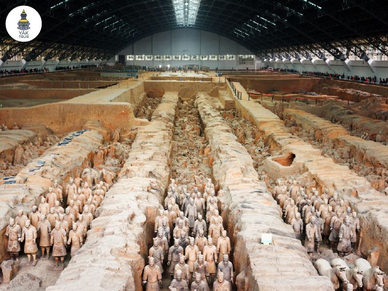 กองทัพรูปปั้นทหารดินเผาขนาดเท่าตัวจริงยืนเรียงแถวภายในหลุมขุดค้นทางโบราณคดีขนาดใหญ่ในเมืองซีอาน