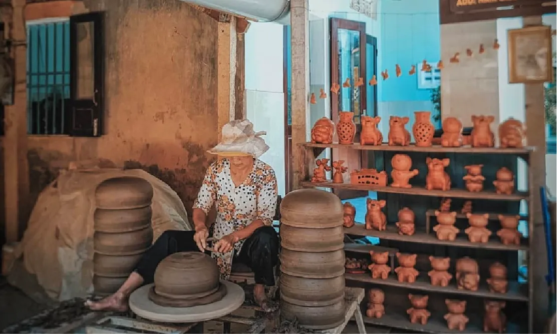 ช่างปั้นดินเผากำลังขึ้นรูปดินเหนียวด้วยวิธีดั้งเดิมที่หมู่บ้านถั่นฮา ฮอยอัน