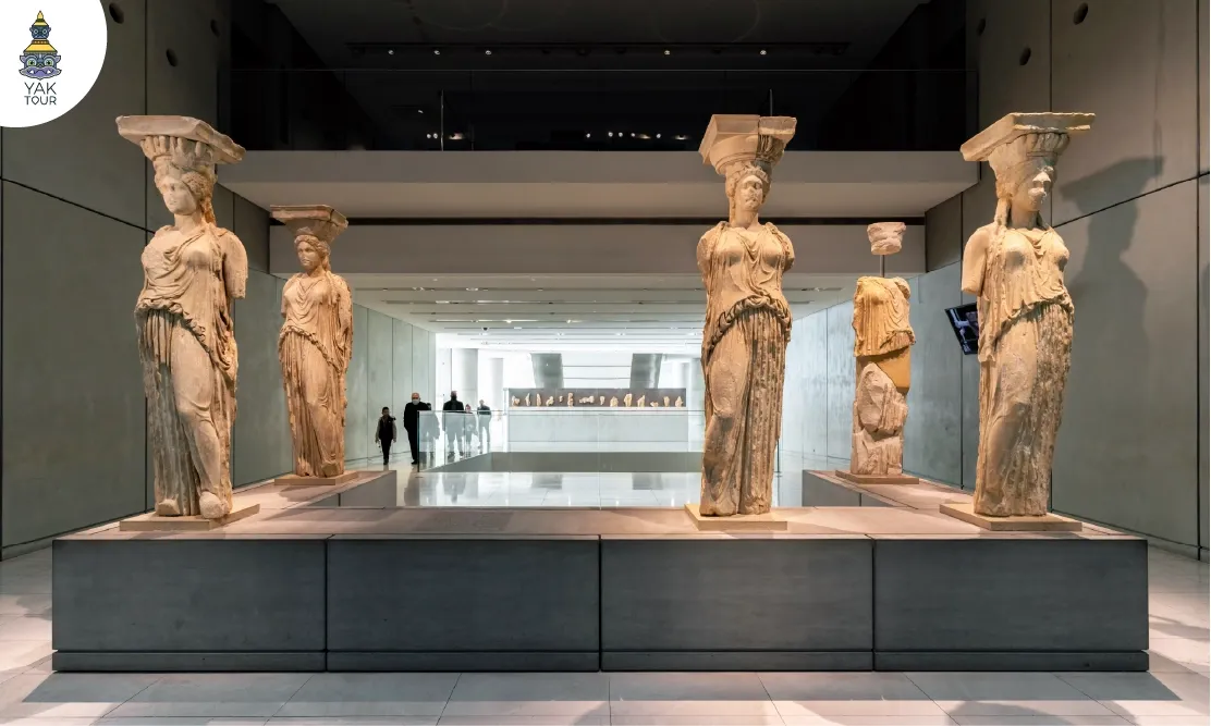 เสาค้ำอาคารรูปแกะสลักหญิงสาวโบราณ Caryatids ของแท้ที่จัดแสดงอยู่ภายในหอศิลป์ของ The Acropolis Museum เอเธนส์