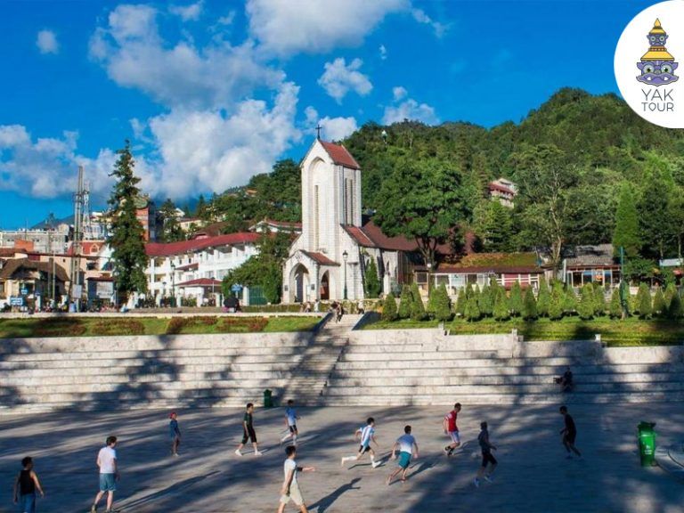 โบสถ์หินเมืองซาปาสถาปัตยกรรมสไตล์ฝรั่งเศส ตั้งโดดเด่นอยู่ใจกลางเมืองพร้อมลานกว้างด้านหน้าที่ชาวเมืองมาทำกิจกรรมร่วมกัน