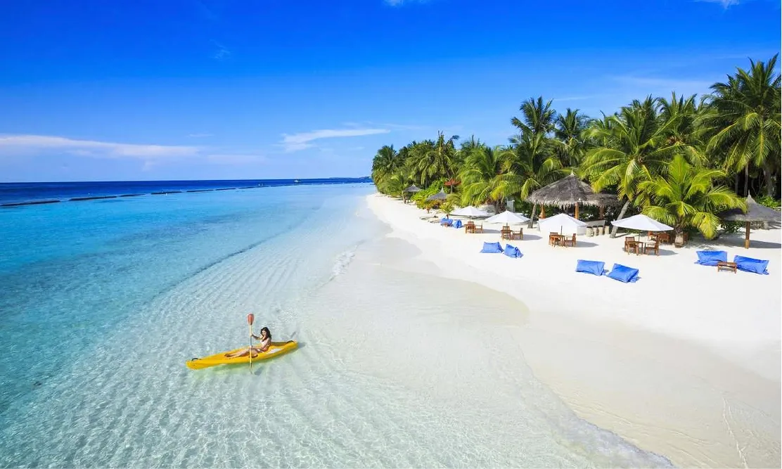 พายเรือคายัคในน้ำใสสีมรกต ณ ชายหาดเกาะฮอนธอม ฟูก๊วก ทรายขาวละเอียดพร้อมที่พักผ่อนริมทะเล