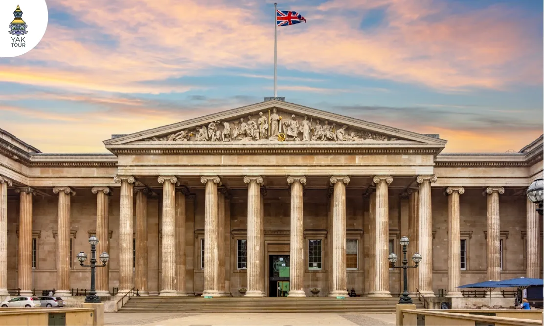 สถาปัตยกรรมเสาหินสไตล์คลาสสิกด้านหน้าทางเข้าอาคาร The British Museum กรุงลอนดอน