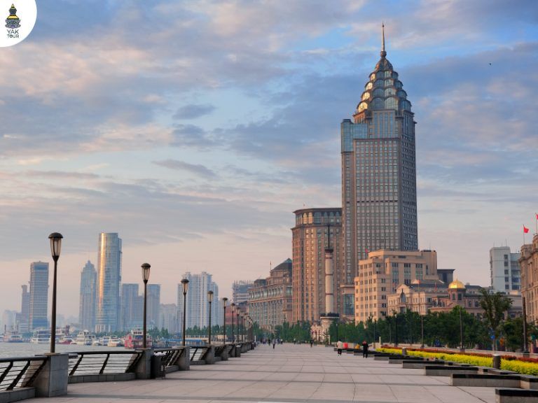 เดอะบันด์ (The Bund) จุดชมวิวและทางเดินเลียบแม่น้ำหวงผู่ มีระยะทางยาวเกือบ 2 กิโลเมตร