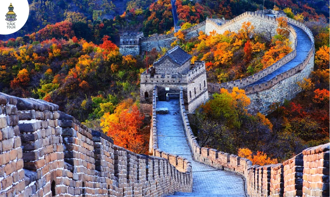 กำแพงเมืองจีนด่านจวีหยงกวนรายล้อมด้วยต้นไม้เปลี่ยนสีสีสันสดใส