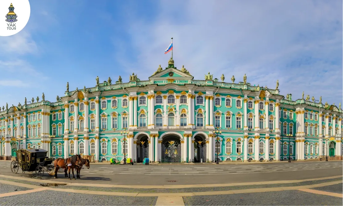 ทัศนียภาพความสวยงามของสถาปัตยกรรมพระราชวังฤดูหนาวสีเขียวมินต์ของ The Hermitage Museum เมืองเซนต์ปีเตอร์สเบิร์ก
