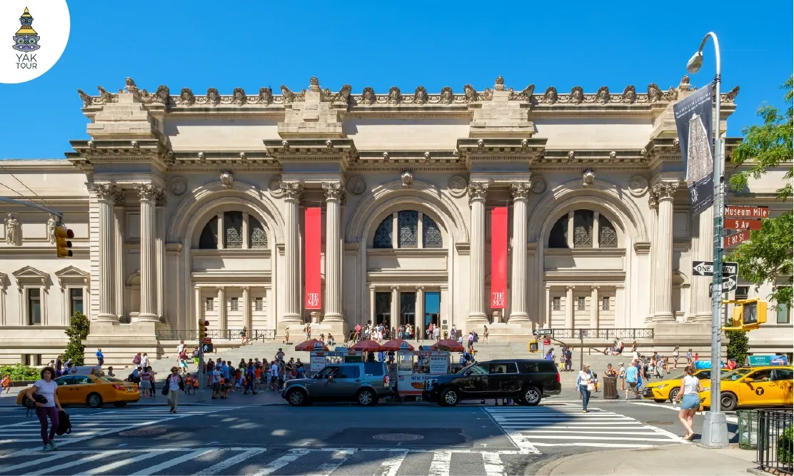 หน้าบันอาคารสไตล์นีโอคลาสสิกและบันไดทางเข้าขนาดใหญ่ของ The Metropolitan Museum of Art หรือ The Met นิวยอร์ก
