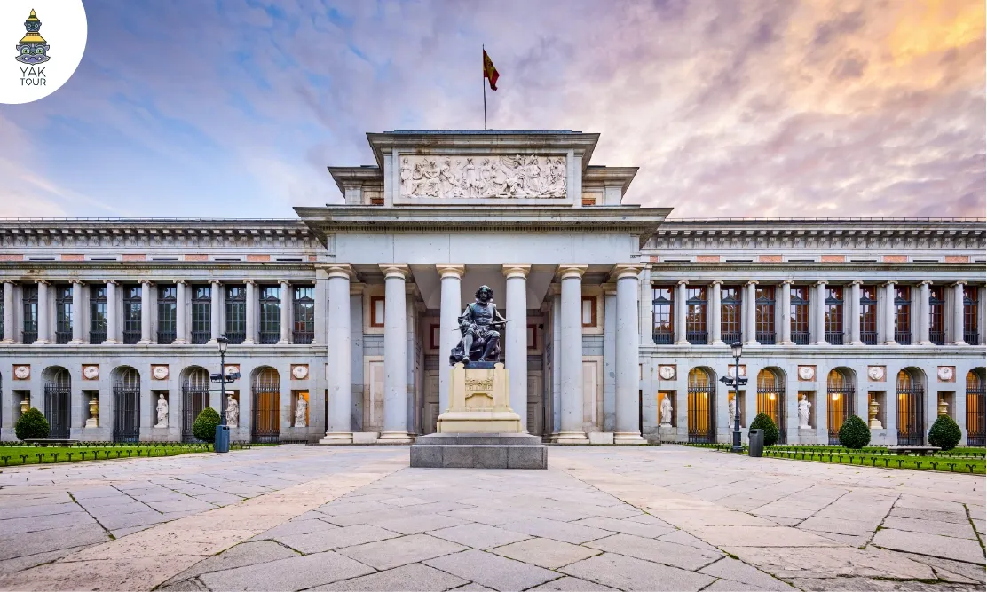 บริเวณลานด้านหน้าอาคารสไตล์นีโอคลาสสิกและรูปปั้นหน้าทางเข้าของ The Prado Museum กรุงมาดริด