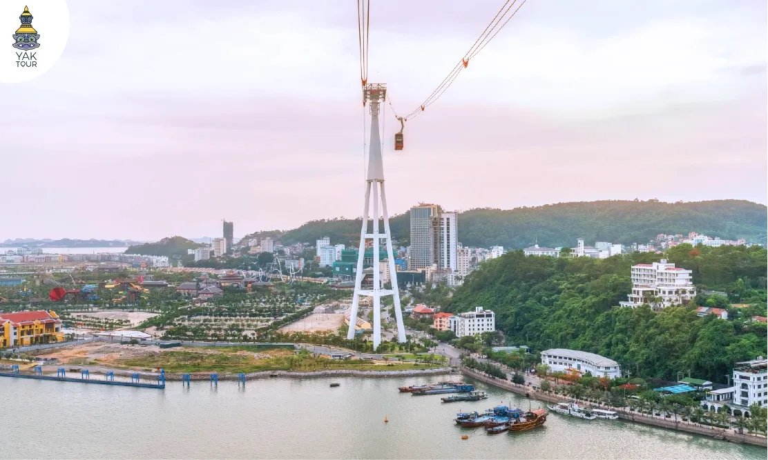 วิวมุมสูงจากกระเช้าลอยฟ้า 2 ชั้น The Queen Cable Car ข้ามทะเลมรกต