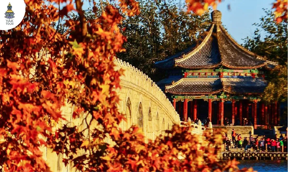 สะพานหินและศาลาจีนโบราณในพระราชวังฤดูร้อนท่ามกลางใบไม้สีแดง