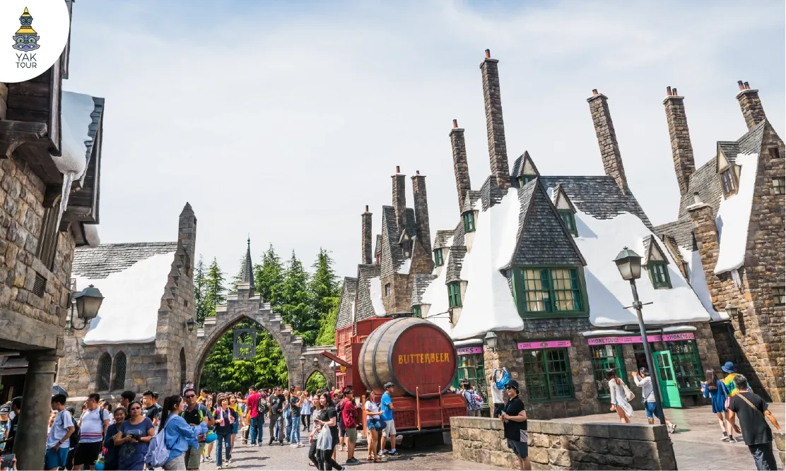 บรรยากาศหมู่บ้านฮอกส์มี้ด (Hogsmeade) ในโซน The Wizarding World of Harry Potter™