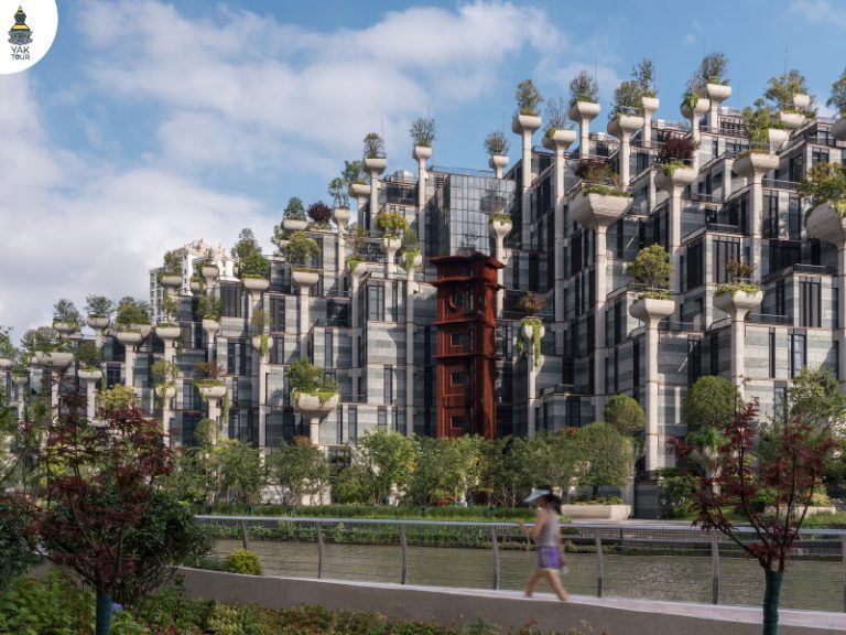 สถาปัตยกรรมอาคาร Tian An 1000 Trees ที่โดดเด่นด้วยการออกแบบให้มีต้นไม้ปลูกอยู่บนเสาอาคารลดหลั่นกันคล้ายภูเขา ตั้งอยู่ริมแม่น้ำซูโจวในเซี่ยงไฮ้