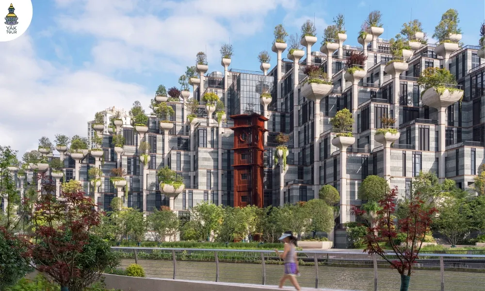 สถาปัตยกรรมอาคาร Tian An 1000 Trees ที่โดดเด่นด้วยการออกแบบให้มีต้นไม้ปลูกอยู่บนเสาอาคารลดหลั่นกันคล้ายภูเขา ตั้งอยู่ริมแม่น้ำซูโจวในเซี่ยงไฮ้