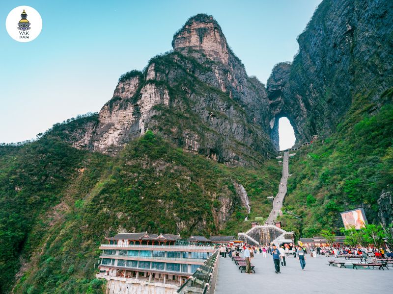 วิวภูเขาเทียนเหมินซานที่มีช่องว่างใต้หน้าผาขนาดใหญ่หรือประตูสวรรค์พร้อมบันไดทางขึ้นสูงตระหง่าน