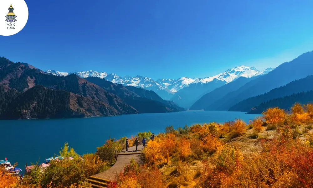 ทิวทัศน์ของภูเขาเทียนซาน เป็นเทือกเขาแห่งนี้สูงตระหง่านมีหิมะปกคลุมตลอดทั้งปี ล้อมรอบด้วยธารน้ำแข็ง ทะเลสาบสีมรกต ทุ่งหญ้าสีเขียว และป่าสน