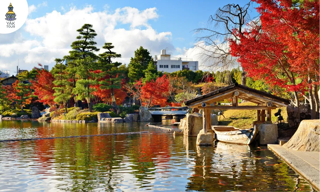 บรรยากาศใบไม้เปลี่ยนสีริมบ่อน้ำในสวนโทคุกาวะ (Tokugawa Park)