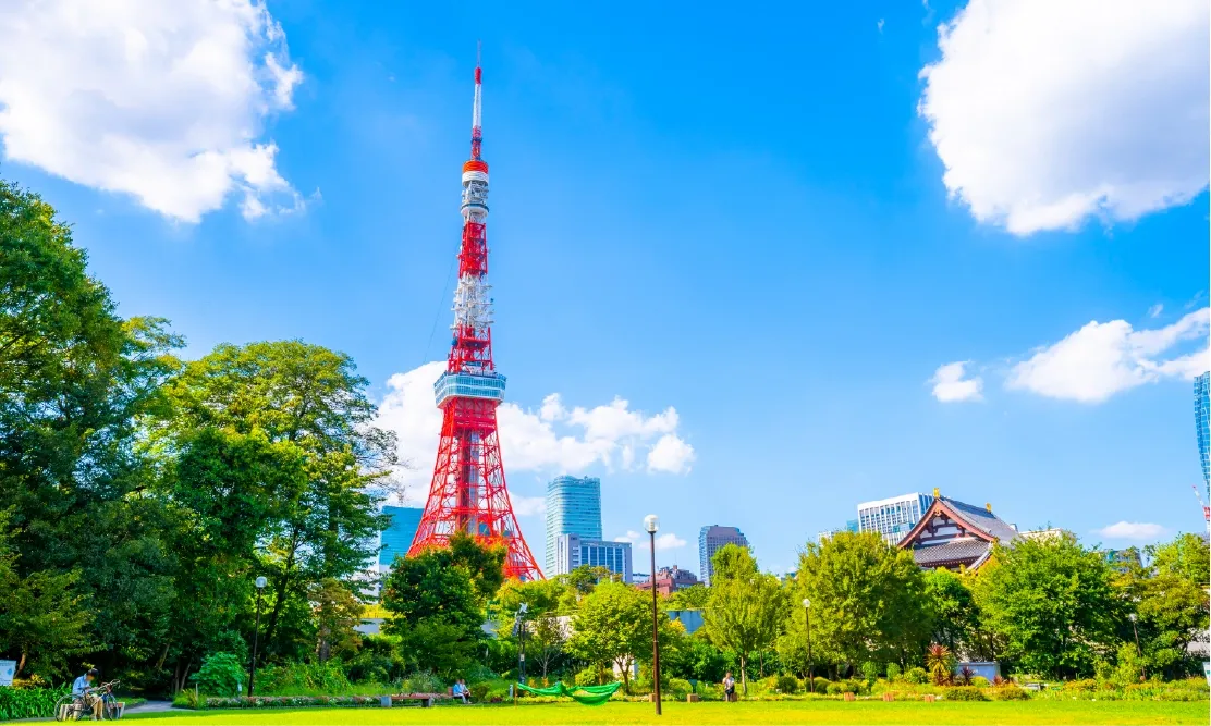 หอคอยโตเกียวทาวเวอร์สีส้มขาวสัญลักษณ์คลาสสิกของโตเกียว