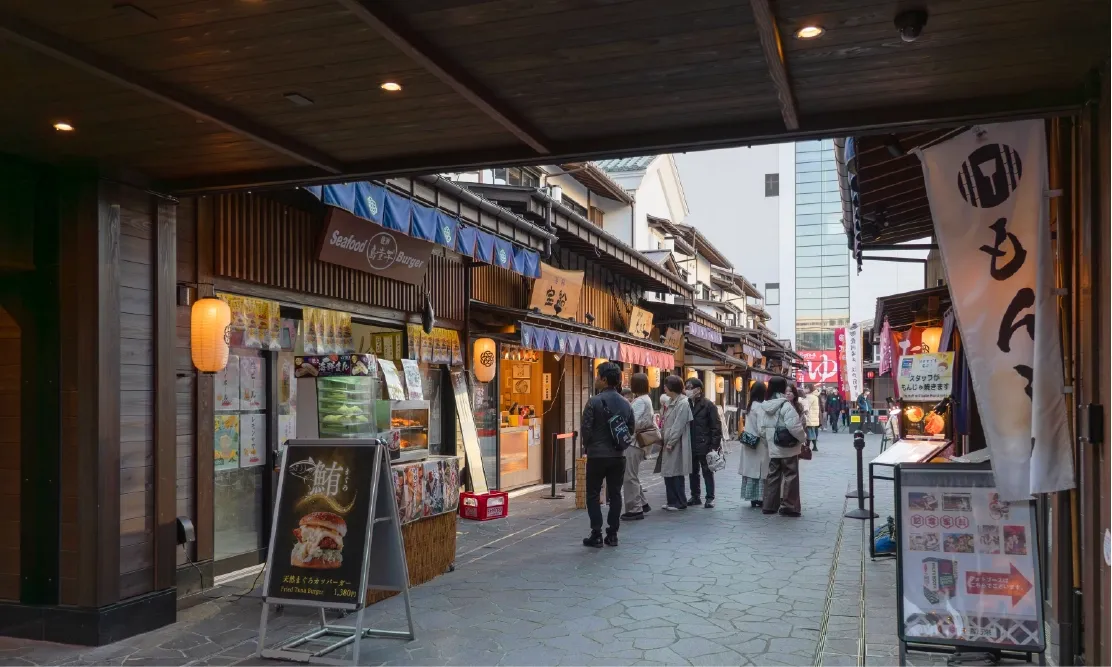 โซนการค้าและร้านอาหารสไตล์ย้อนยุคสมัยเอโดะ Toyosu Senkyaku Banrai