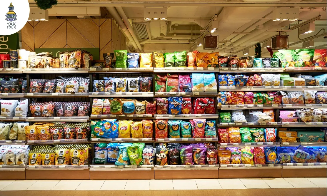 ชั้นวางขนมและของกินเล่นหลากสีสันคึกคักในซูเปอร์มาร์เก็ตฮ่องกง