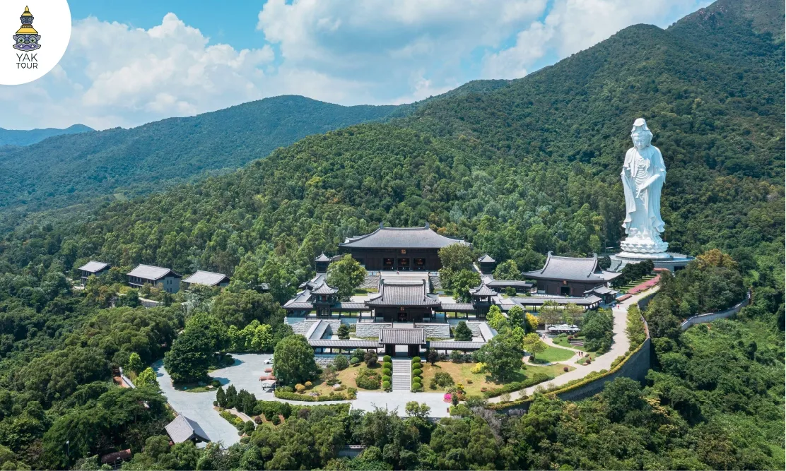 ภาพมุมกว้างสถาปัตยกรรมวัดซีซ่าน ท่ามกลางหุบเขาและธรรมชาติในฮ่องกง