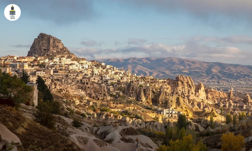 ปราสาทอูชิซาร์ซึ่งเป็นป้อมปราการบนภูเขาหินที่สูงที่สุดและเป็นจุดชมวิวแบบ 360 องศา