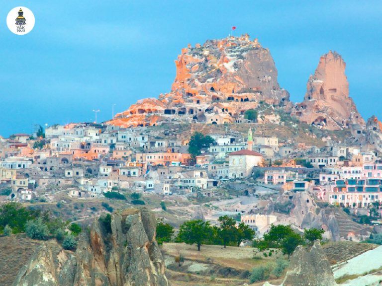 ปราสาทอูชิซาร์ซึ่งเป็นป้อมปราการบนภูเขาหินที่สูงที่สุดและเป็นจุดชมวิวแบบ 360 องศา