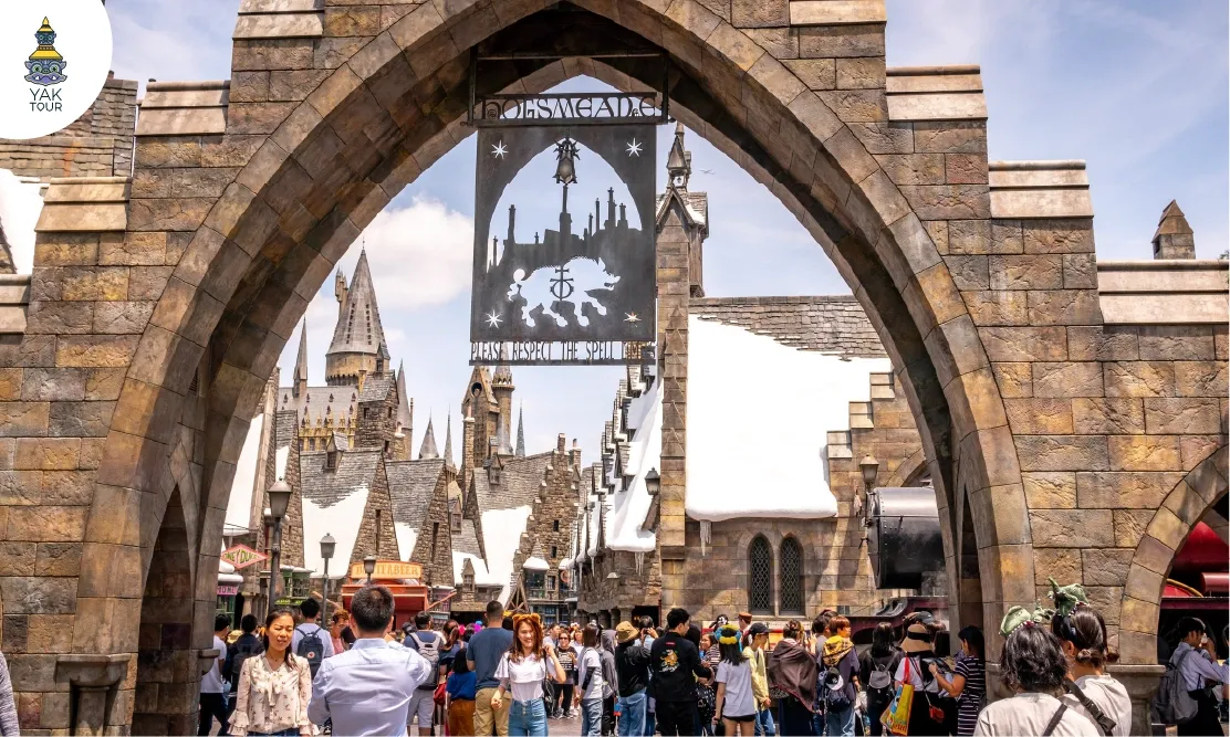 บรรยากาศหมู่บ้านฮอกส์มี้ดและปราสาทฮอกวอตส์ในโซน Harry Potter ที่ USJ