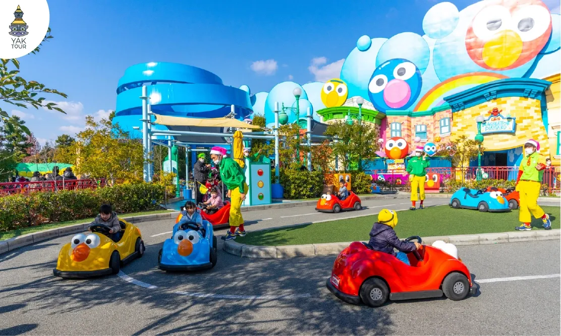 บรรยากาศเครื่องเล่น Elmo’s Little Drive ในโซน Universal Wonderland