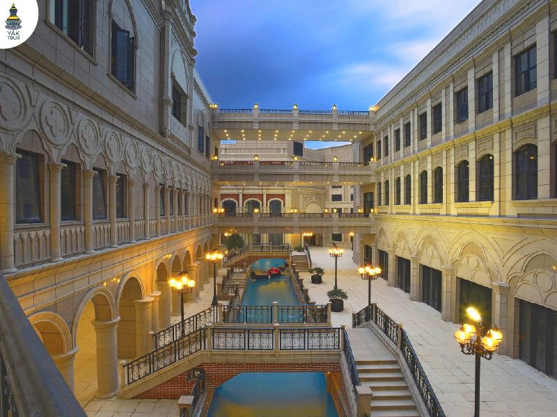 เวนิสทาวน์ (Venice Town) .บรรยากาศเมืองจำลองเมืองเวนิส ประเทศอิตาลี  แสดงลำคลอง สะพานโค้ง และอาคารสีสันสดใสสไตล์ยุโรป