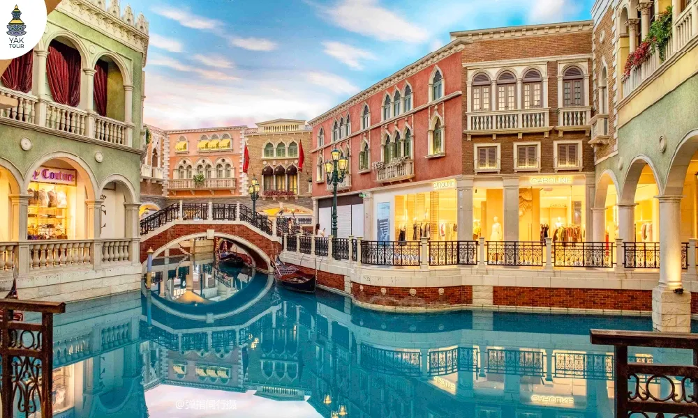 เวนิสทาวน์ (Venice Town) .บรรยากาศเมืองจำลองเมืองเวนิส ประเทศอิตาลี  แสดงลำคลอง สะพานโค้ง และอาคารสีสันสดใสสไตล์ยุโรป