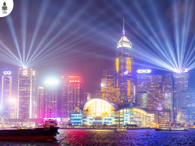 บรรยากาศยามค่ำคืนของอ่าววิคตอเรียที่เต็มไปด้วยแสงไฟระยิบระยับจากตึกระฟ้าและการแสดงแสงสีเสียง Symphony of Lights ที่อ่าววิคตอเรีย ฮ่องกง