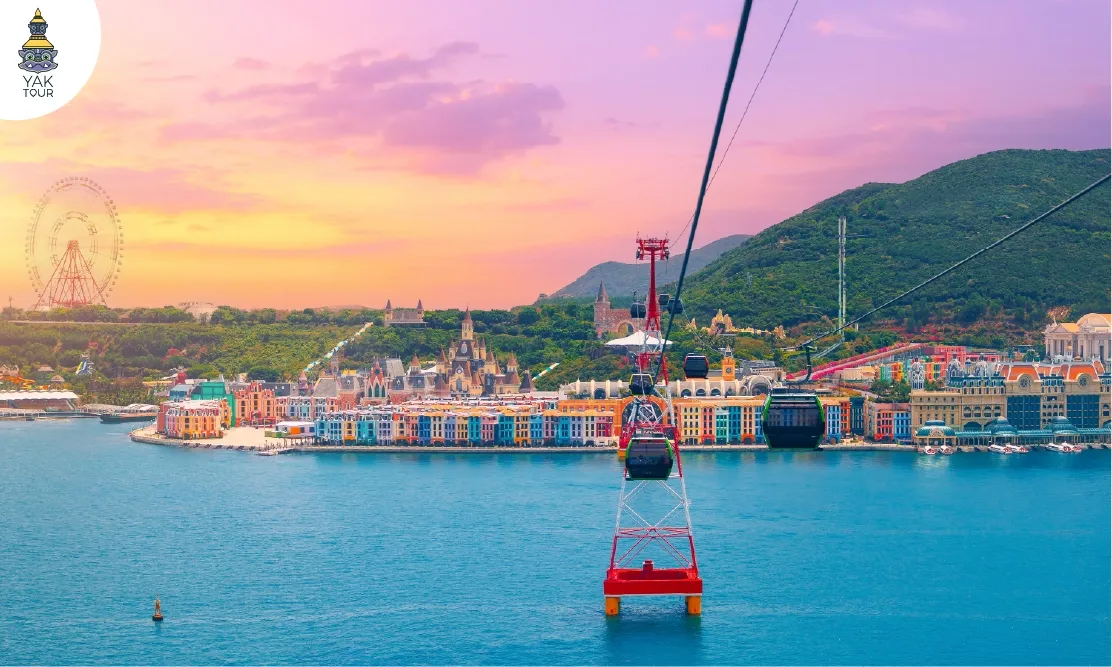 กระเช้าลอยฟ้า Vinpearl วิ่งข้ามทะเล มีฉากหลังเป็นเกาะและปราสาทวินวอนเดอร์ส