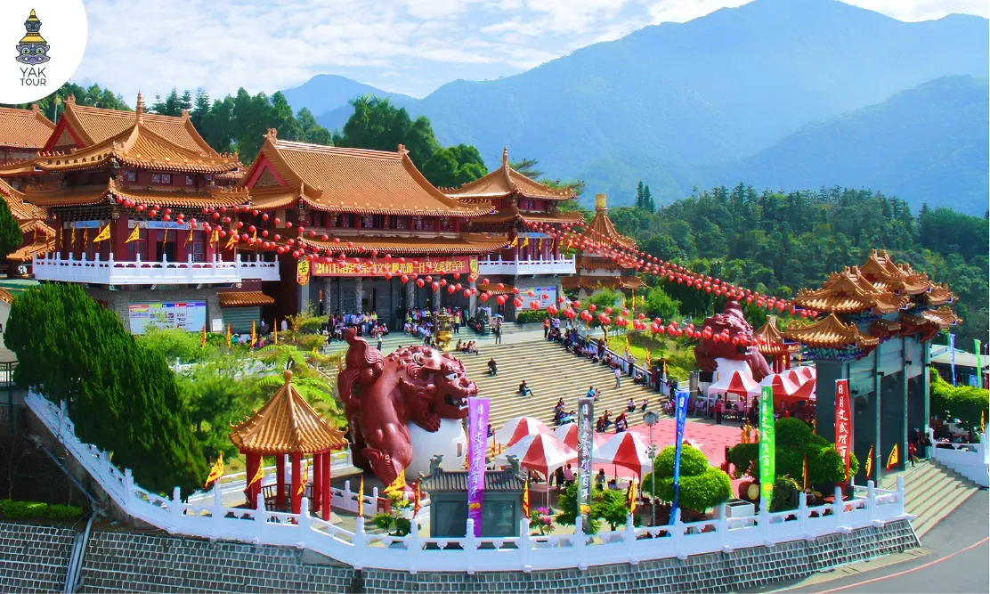 ความสวยงามของสถาปัตยกรรมแบบพระราชวังจีนโบราณตั้งสง่าริมทะเลสาบสุริยันจันทรา