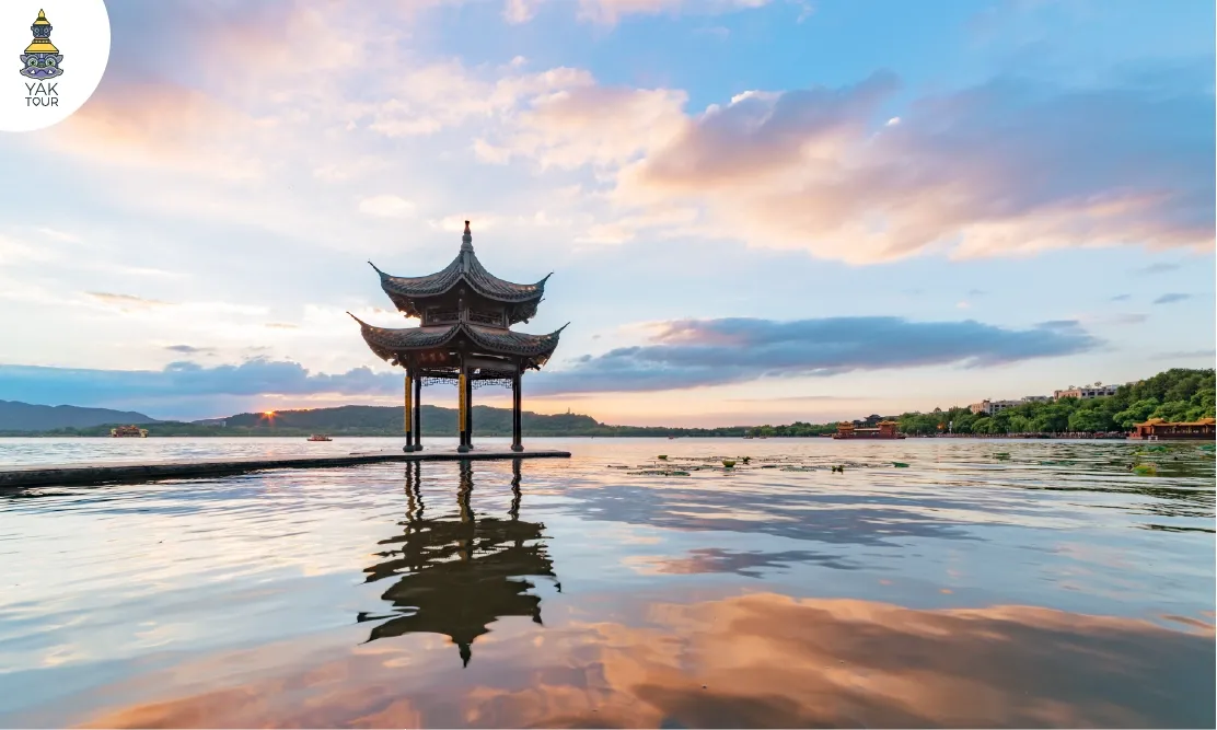 วิวศาลาจีนกลางน้ำและแสงยามเย็นสะท้อนผิวน้ำที่ทะเลสาบซีหู เมืองหางโจว
