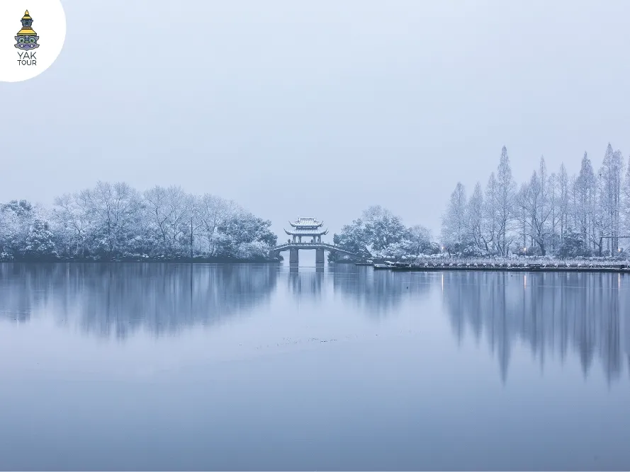 บรรยากาศความสงบและโรแมนติกของสะพานโบราณกลางทะเลสาบซีหูในฤดูหนาว