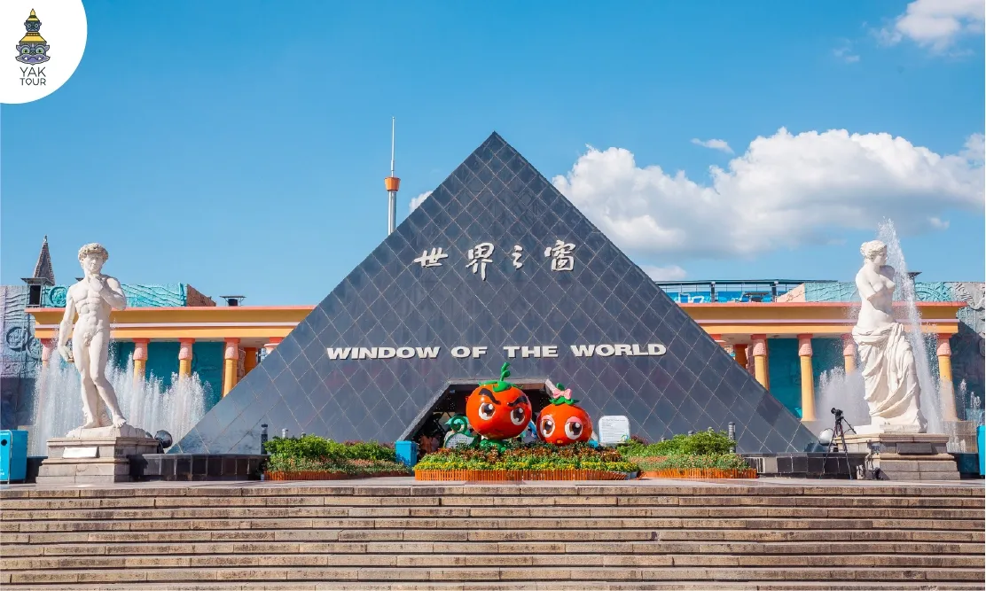 พีระมิดจำลองขนาดใหญ่ด้านหน้าทางเข้าสวนสนุก Window of the World ตกแต่งด้วยรูปปั้นสไตล์ยุโรปและท้องฟ้าสดใส