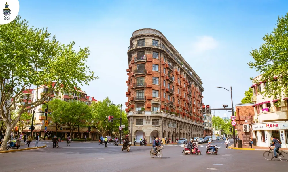 อาคารอู่คัง แลนด์มาร์คดังของเซี่ยงไฮ้ โดดเด่นด้วยตัวอาคารที่มีรูปร่างสามเหลี่ยม สร้างด้วยอิฐสีน้ำตาลแดง ตั้งอยู่ใจกลางแยกขนาดใหญ่