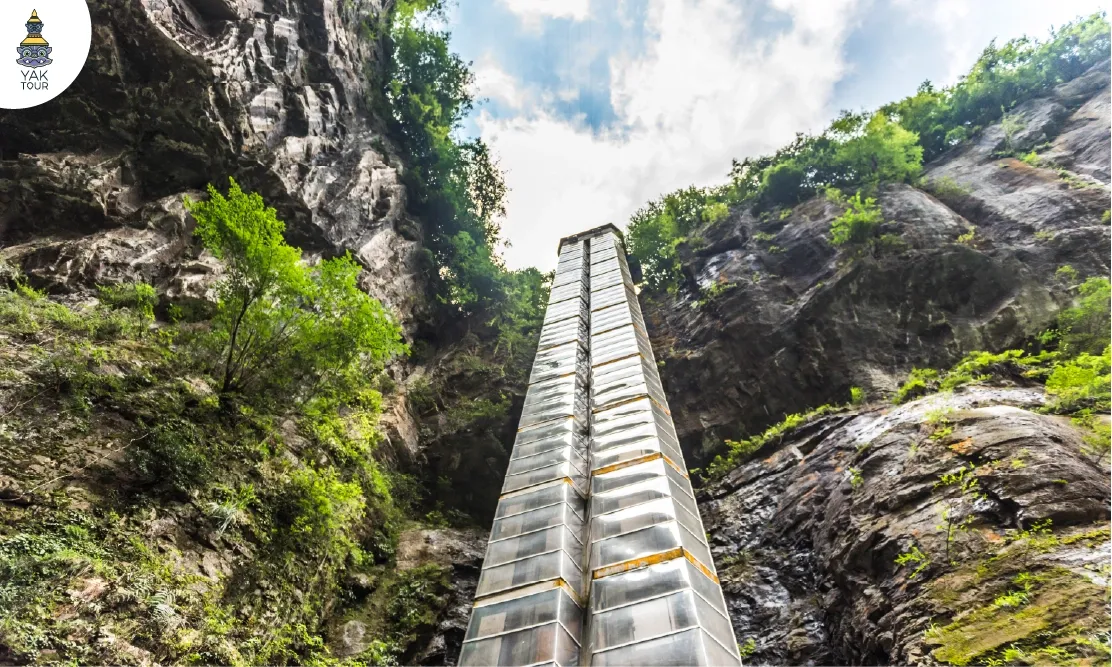 ลิฟต์แก้วริมผาสูงตระหง่านกลางหุบเขาหินปูนในเมืองอู่หลง ประเทศจีน