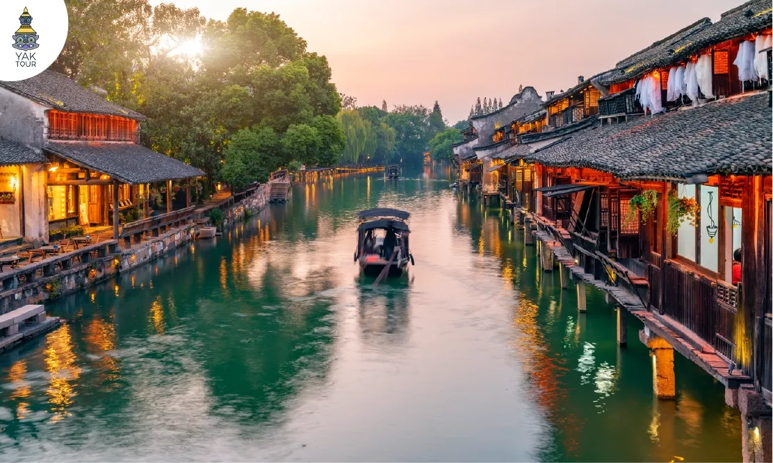 ทัศนียภาพยามเย็นริมคลองและบ้านไม้อารยธรรมเจียงหนานที่อูเจิ้น
