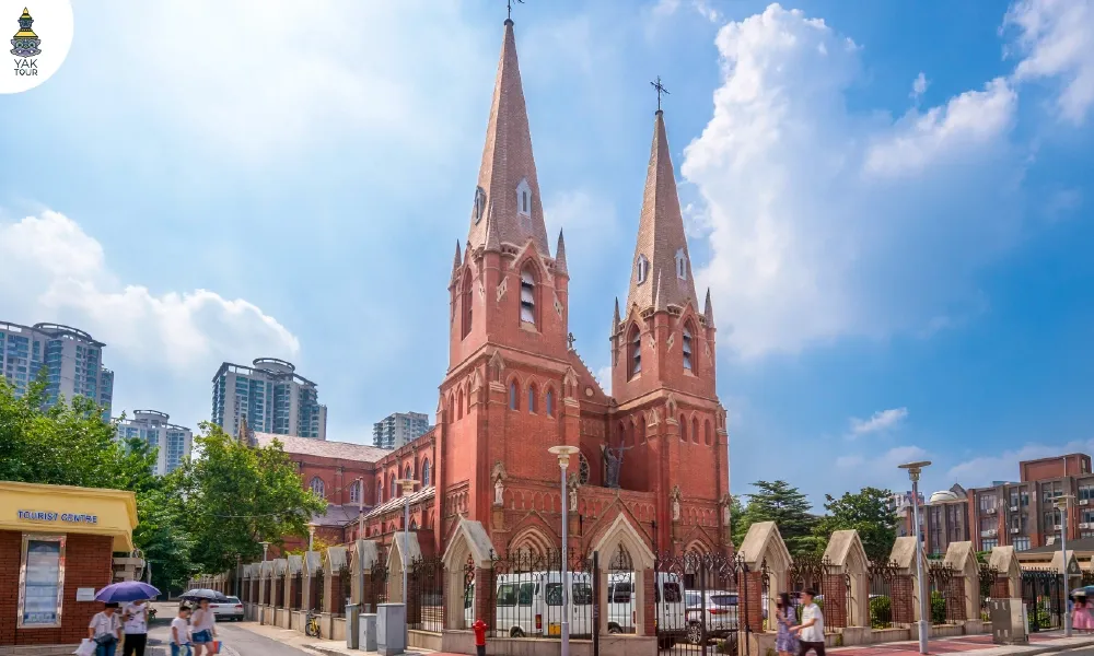 สถาปัตยกรรมสไตล์โกธิกของโบสถ์คาทอลิกซูเจียฮุย โดดเด่นด้วยหอคอยคู่ยอดแหลมสูงตระหง่าน