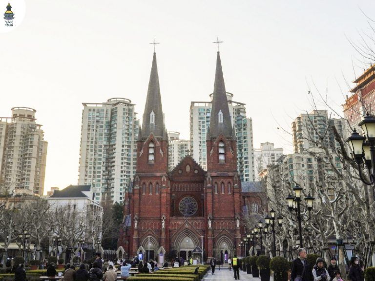 สถาปัตยกรรมสไตล์โกธิกของโบสถ์คาทอลิกซูเจียฮุย โดดเด่นด้วยหอคอยคู่ยอดแหลมสูงตระหง่าน