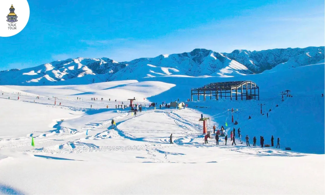 ทัศนียภาพลานสกีสีขาวกว้างขวางท่ามกลางขุนเขาที่ Yabuli Ski Resort ลานสกีที่ใหญ่ที่สุดในจีน