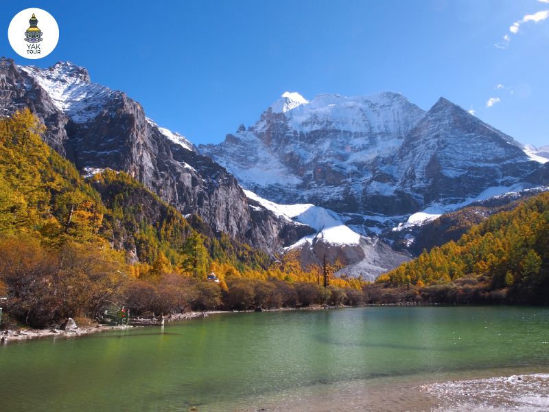 วิวยอดเขาหิมะศักดิ์สิทธิ์ 3 ยอดที่ตั้งตระหง่านเหนือทุ่งหญ้าและทะเลสาบสีฟ้าใสในอุทยานย่าติง