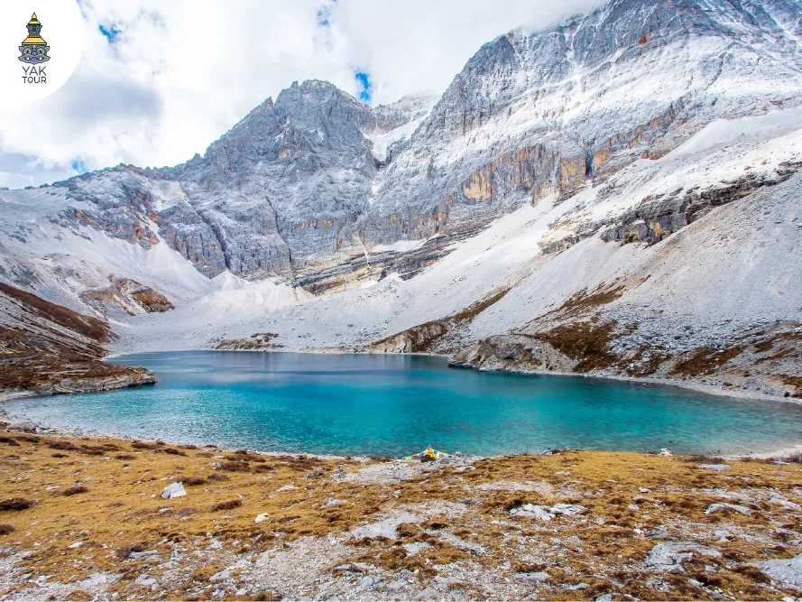 วิวทะเลสาบน้ำจืดสีฟ้าและภูเขาหินศักดิ์สิทธิ์ในอุทยานย่าติง