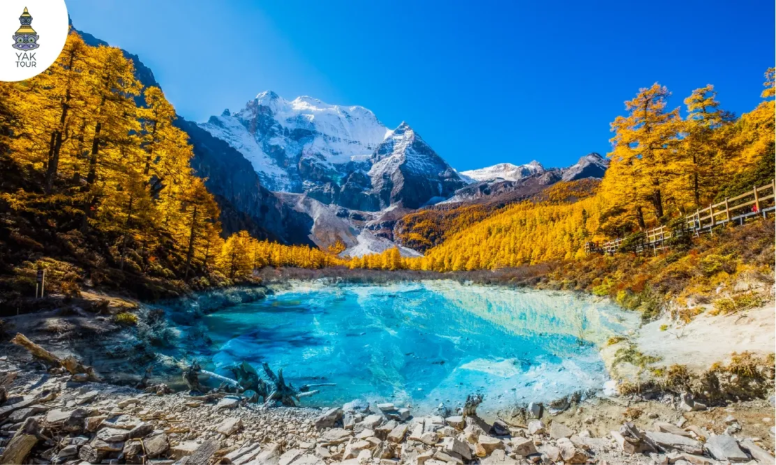 ทัศนียภาพฤดูใบไม้ร่วงที่อุทยานย่าติง Yading Nature Reserve มณฑลเสฉวน