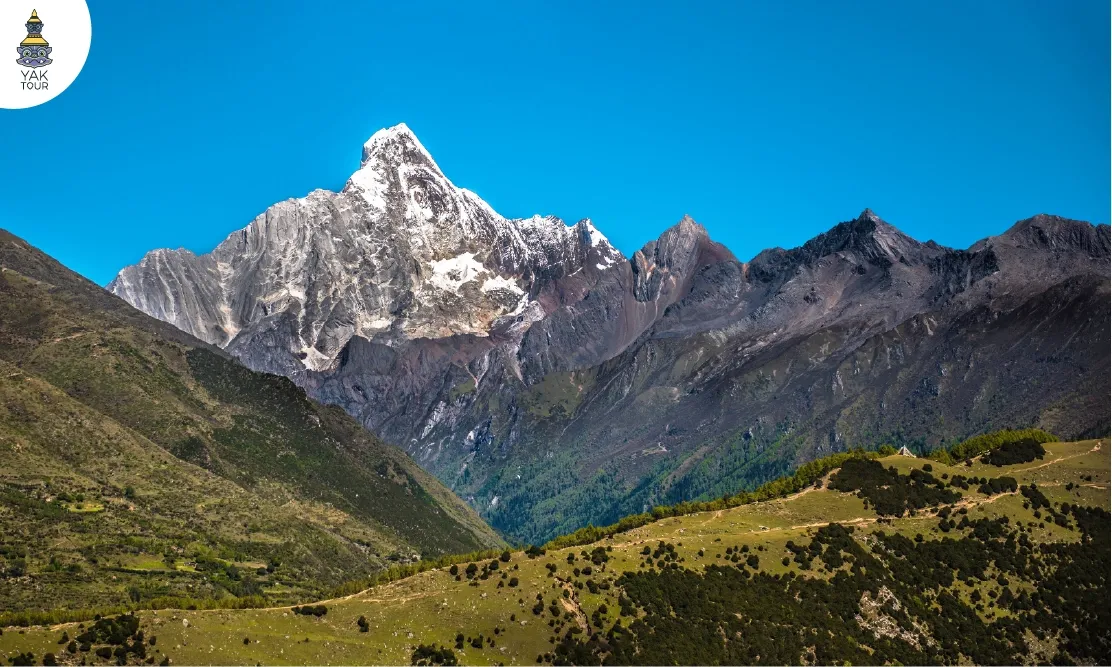 ยอดเขาเยาเหม่ยฟง ราชินีแห่งภูเขาเสฉวนที่มีหิมะปกคลุมตลอดปี