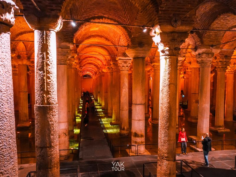 เสาหินโบราณจำนวนมากเรียงรายอยู่ภายในอุโมงค์เก็บน้ำเยเรบาตันที่อยู่ใต้ดินขนาดใหญ่