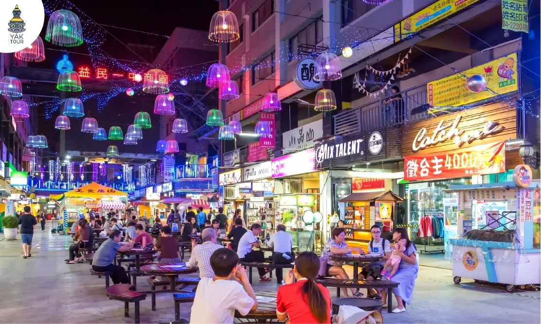 ถนนคนเดินอี้จง Yizhong Street Shopping District โซนที่นั่งพักผ่อนท่ามกลางแสงสีและร้านค้าแฟชั่นยอดฮิต