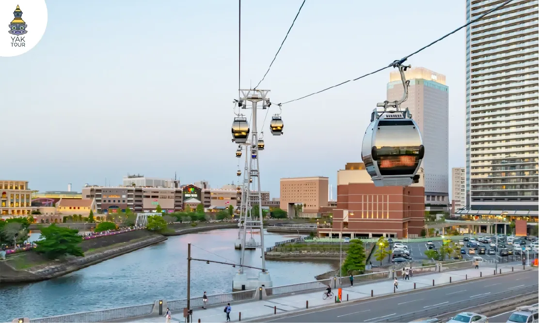  กระเช้าลอยฟ้ากระจกใส Yokohama Air Cabin กำลังเคลื่อนผ่านน่านน้ำใจกลางเมือง