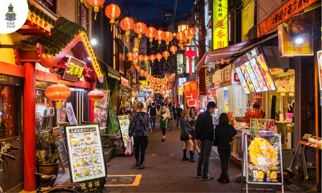 ป้ายไฟร้านค้าและบรรยากาศยามเย็นในย่านโยโกฮาม่า ไชน่าทาวน์ Yokohama Chinatown