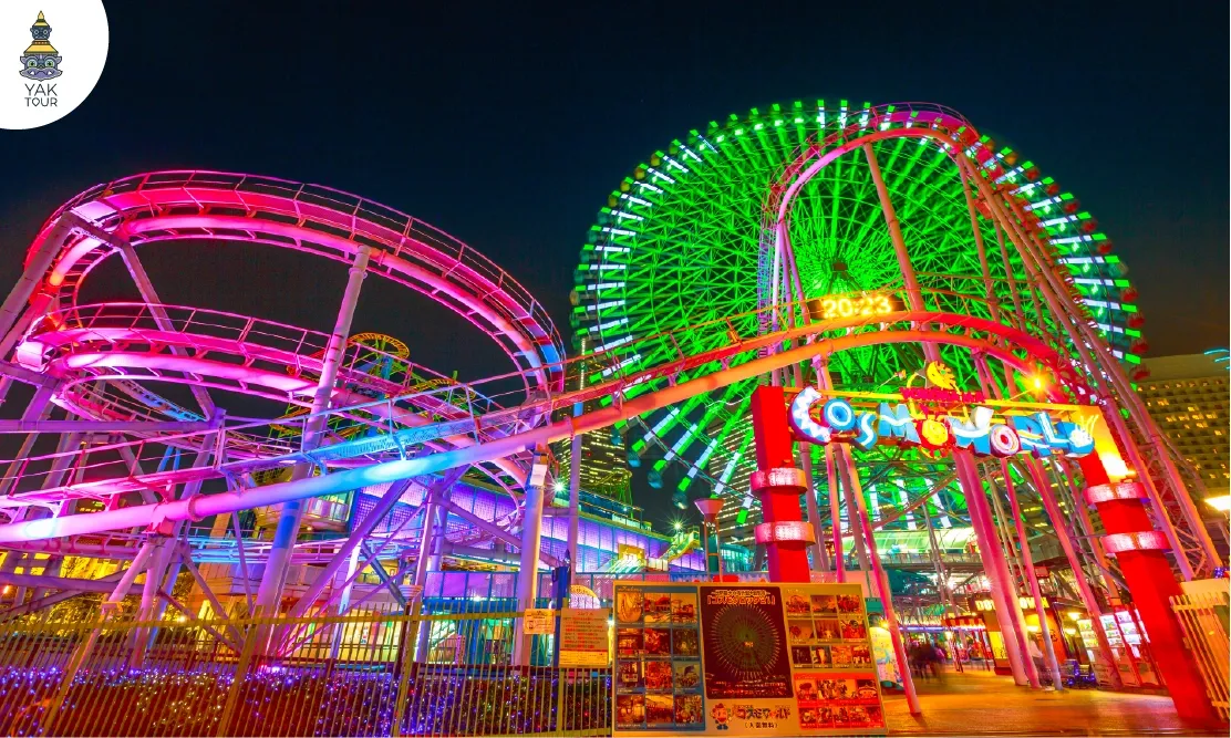 ป้ายทางเข้าสวนสนุกคอสโม่เวิล์ดที่โยโกฮาม่า Yokohama Cosmo World และชิงช้าสวรรค์ยักษ์ยามค่ำคืน